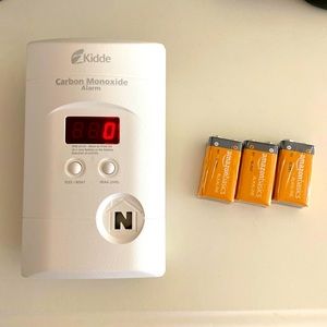 Kidde- carbon monoxide Alarm plus 3 9-volt battery bundle